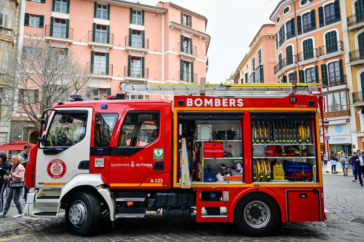 Presentan el primer vehículo de los Bomberos que circuló por Palma tras someterse a una restauración Presentan el primer vehículo de los Bomberos que circuló por Palma tras someterse a una restauración