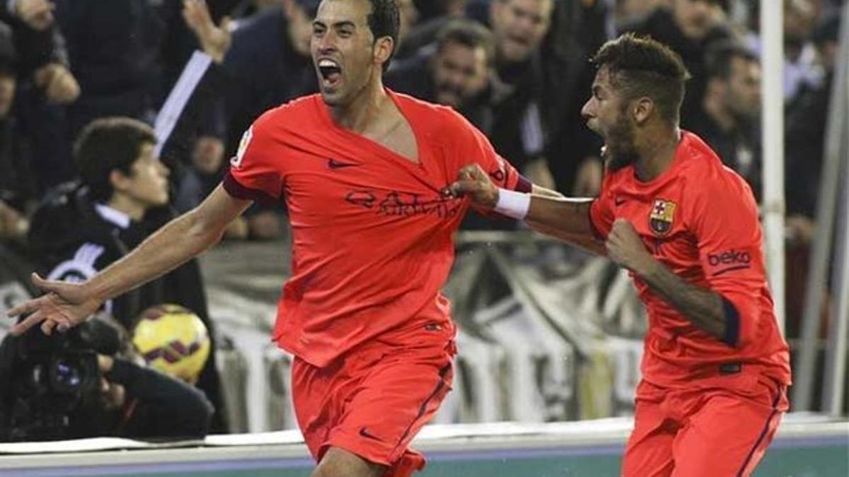 Busquets celebra con Neymar su decisivo gol en el Valencia - FC Barcelona de la Liga BBVA 2014/15  