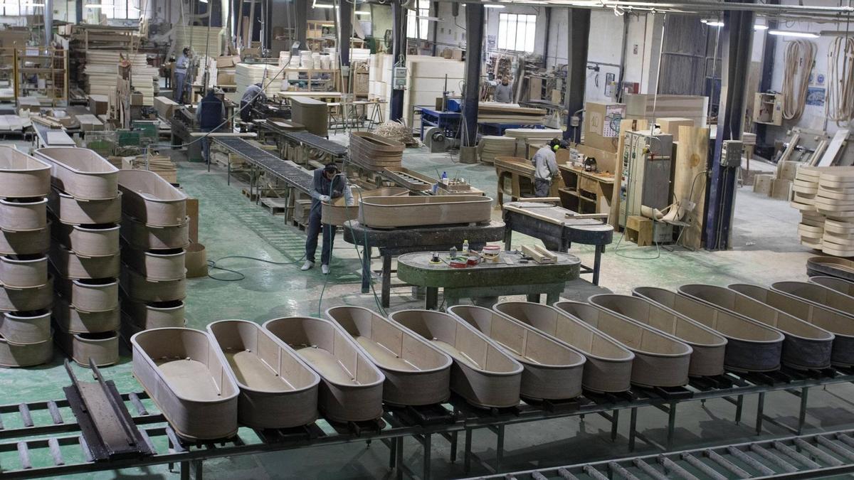 Empleados trabajando en una fábrica de arcas fúnebres de Xàtiva.