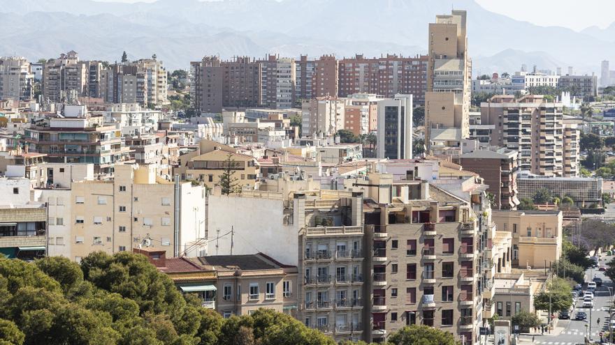 Vecinos de Alicante insisten en la degradación de los barrios y afean el silencio del alcalde