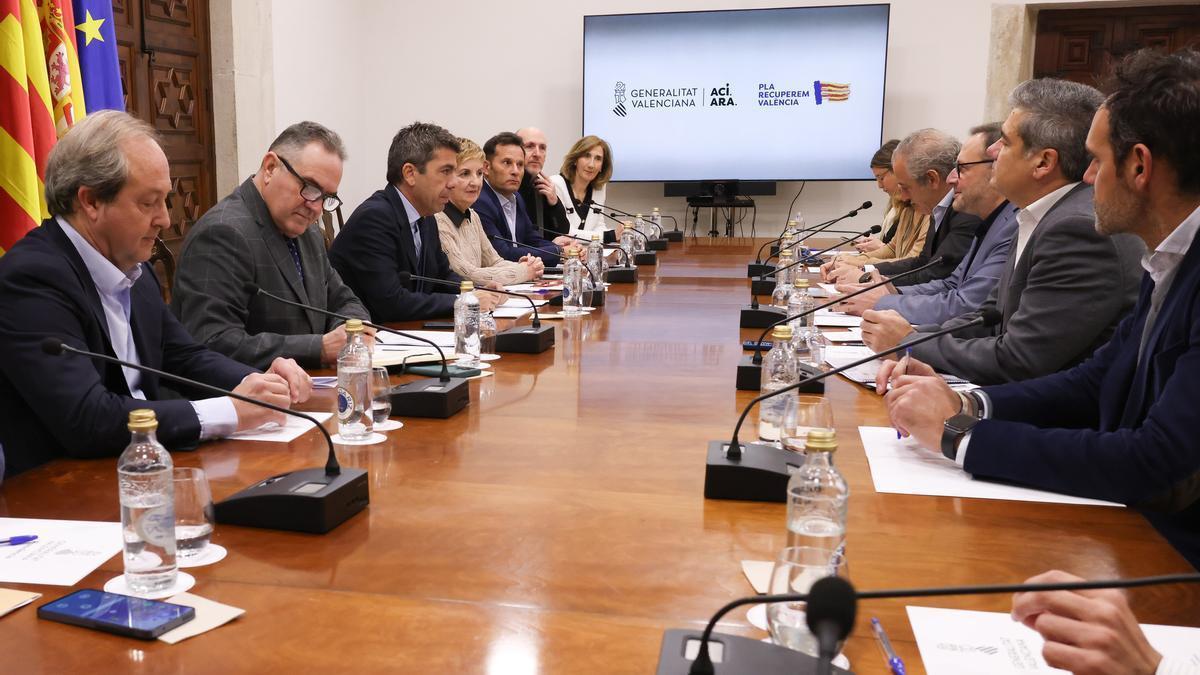 Reunión entre el Consell y los dirigentes hosteleros.