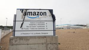 El cartel de bienvenida a la fallida nave de Amazon en el polígono Centrovía de La Muela.