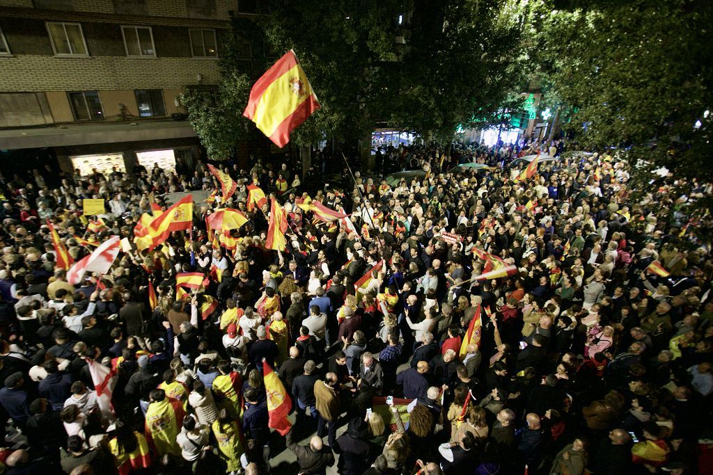 Cientos de manifestantes vuelven a asediar la sede del PSOE en Murcia