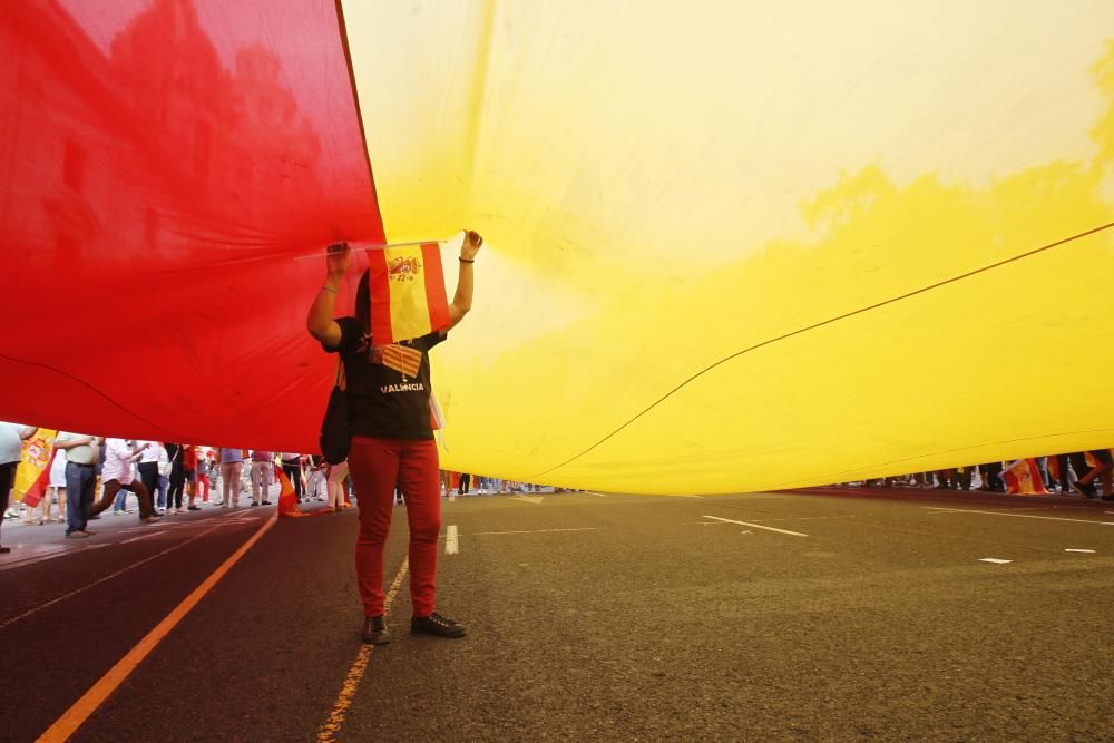 Caravana de vehículos con banderas españolas en València