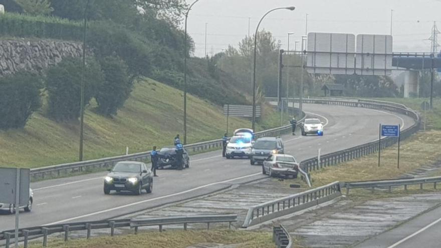 Accidente entre dos turismos a la entrada de Oviedo