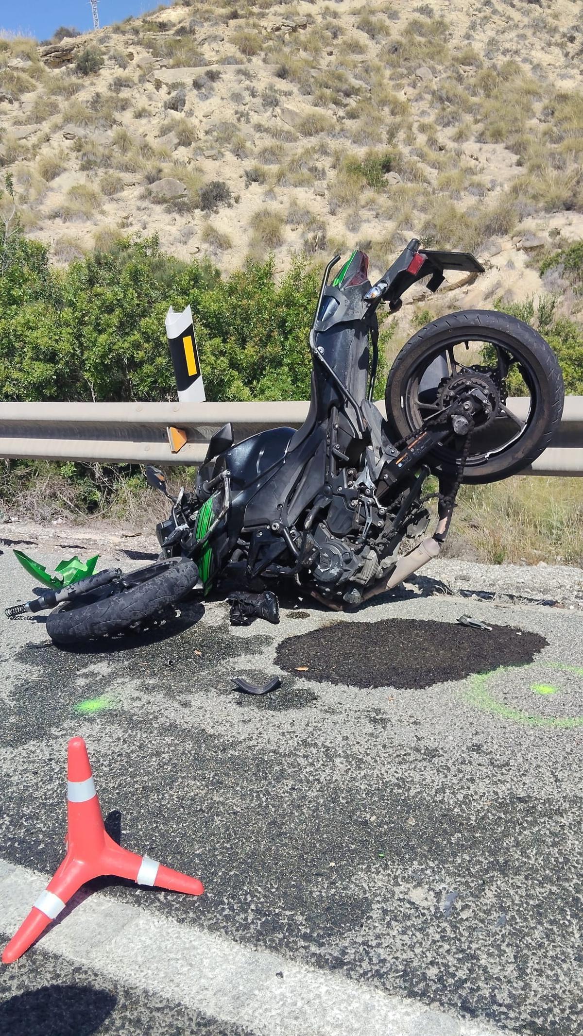 Así quedó la moto de la joven herida en El Campello.
