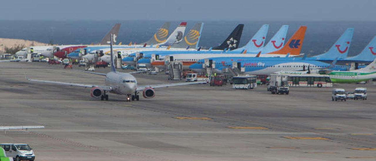 Varios aviones estacionados en el aeropuerto de Gran Canaria.
