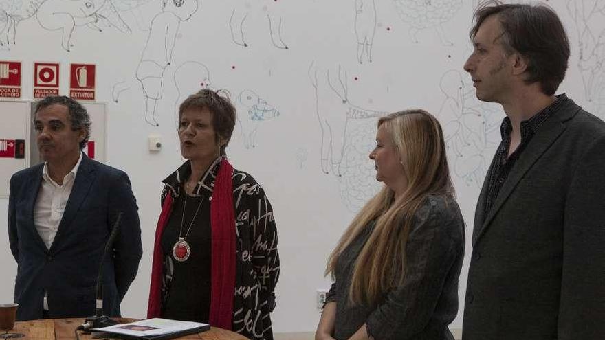 Por la izquierda, Vicente Domínguez, Karin Ohlenschläger, Anna Dumitriu y Alex May, ayer, en el vestíbulo de Laboral Centro de Arte.