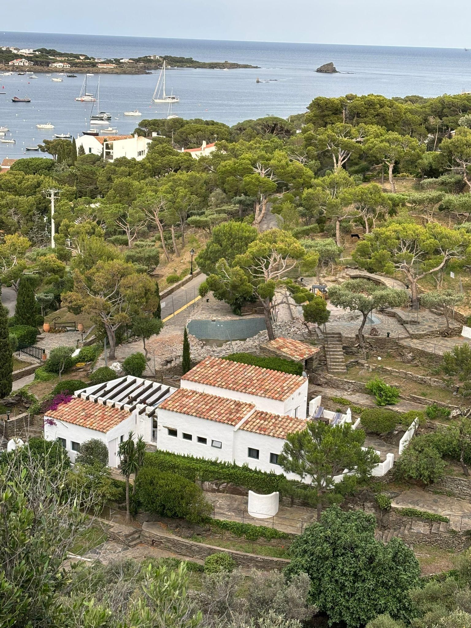 Les fotos de l'enderrocament d'unes piscines il·legals d'un hotel de Cadaqués