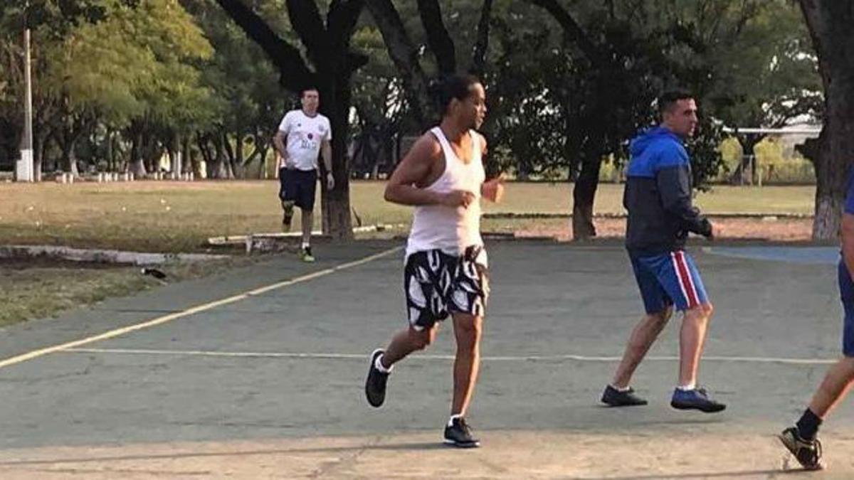 Así fue el debut (con goles y asistencias) de Ronaldinho en un torneo en la prisión de Paraguay