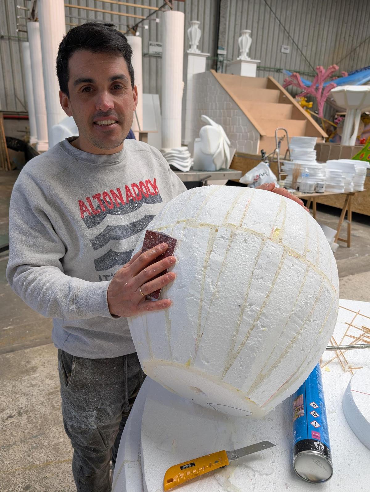 Miguel Mulero, con una pieza de polispán