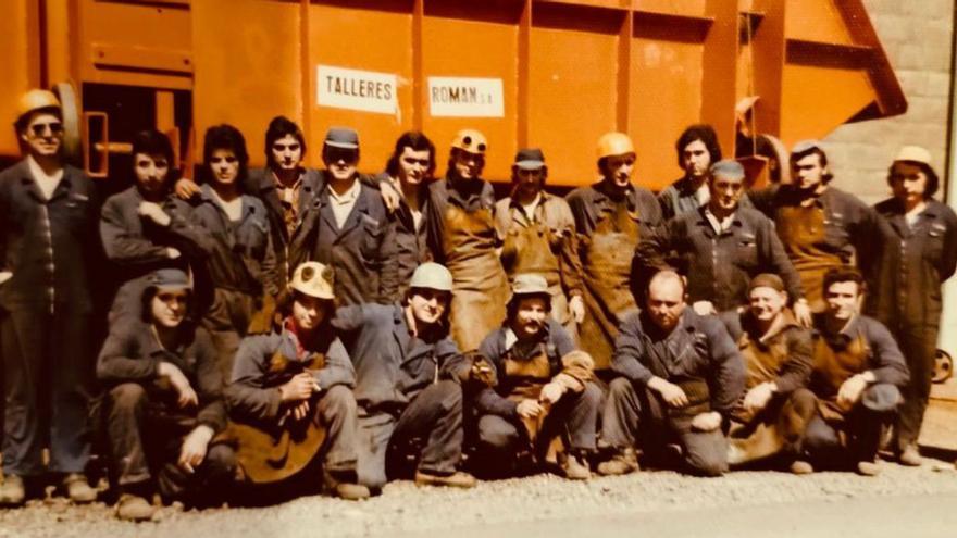A la izquierda, los asistentes a la reunión de este año. A la derecha, una foto de un grupo de trabajadores en la década de los años 70. | LNE
