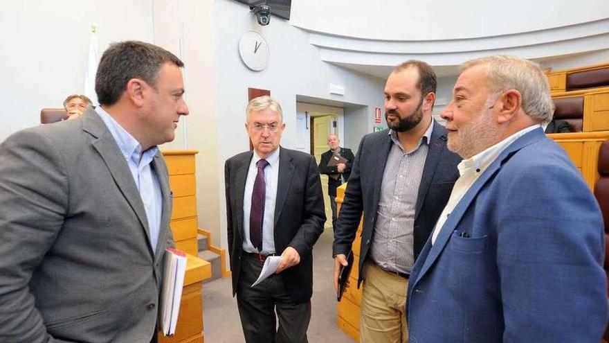 Diputados y un funcionario provincial, ayer, en el salón de plenos de la Diputación.