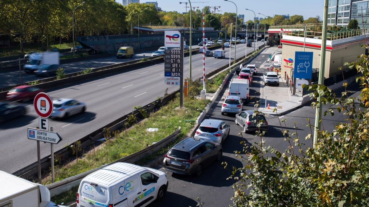 Los clientes hacen fila para comprar combustible eçn una estación de servicio TotalEnergies SE en la carretera de circunvalación de París, Francia.