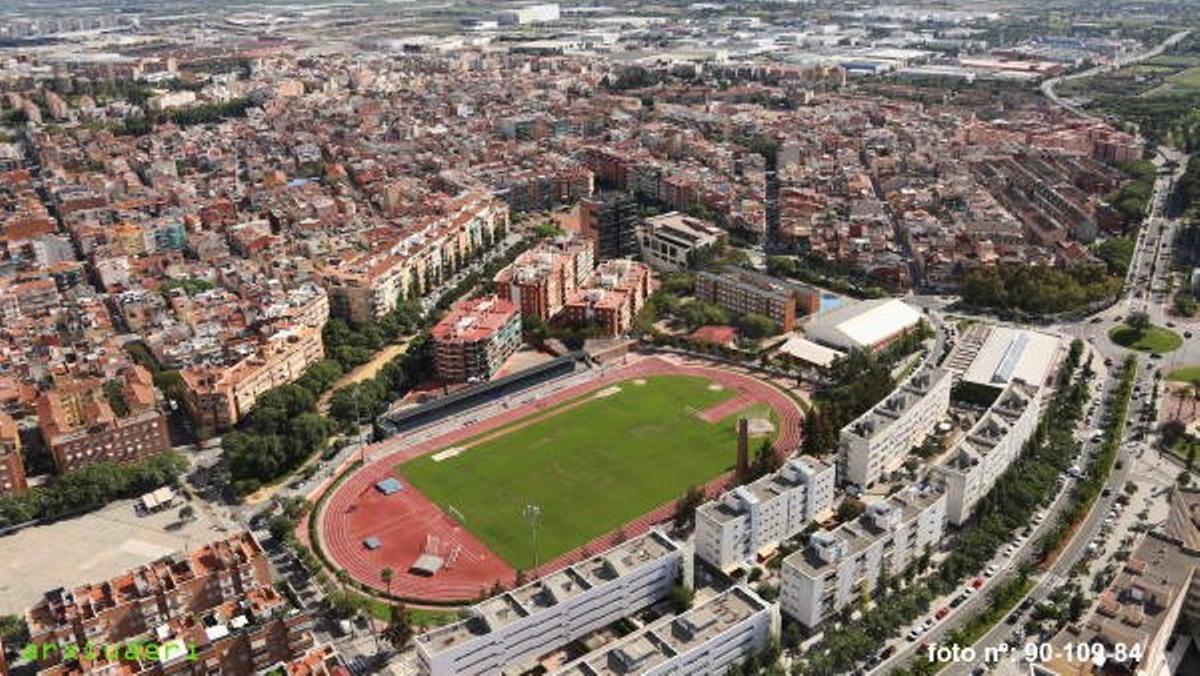 Vista aérea de Gavà y del estadio municipal de la Bòbila.