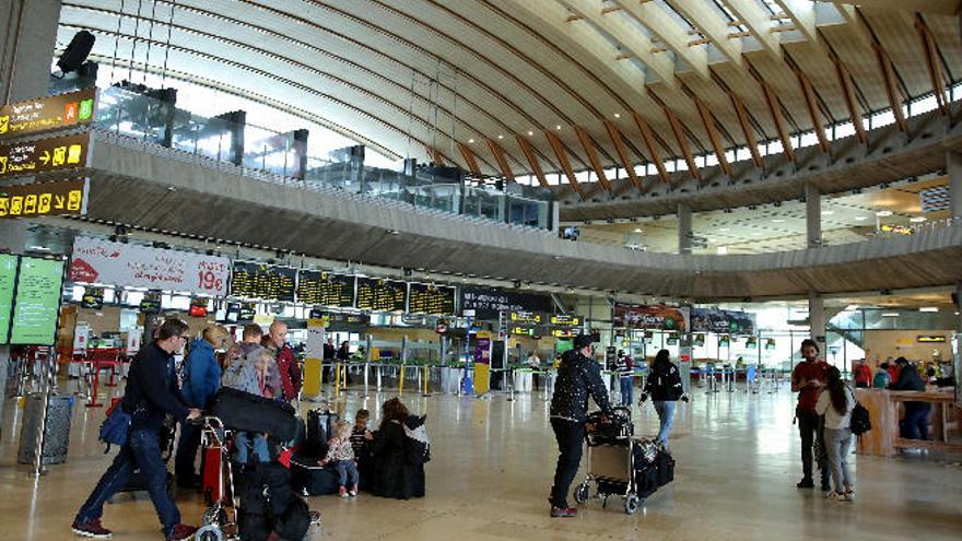 Pasajeros en el aeropuerto Tenerife Norte