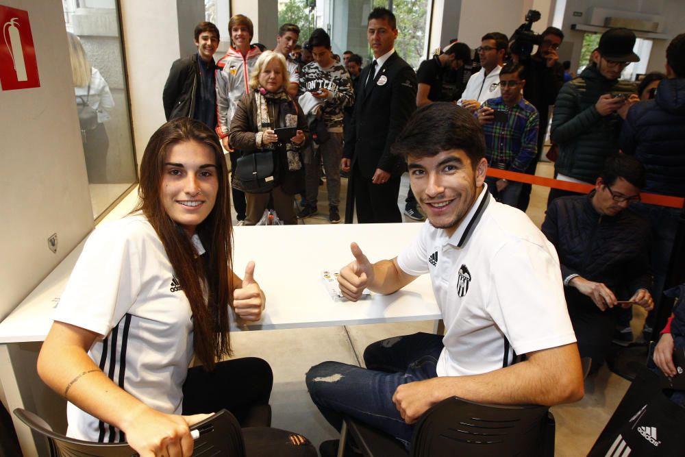 Carlos Soler desata la locura en la Megastore