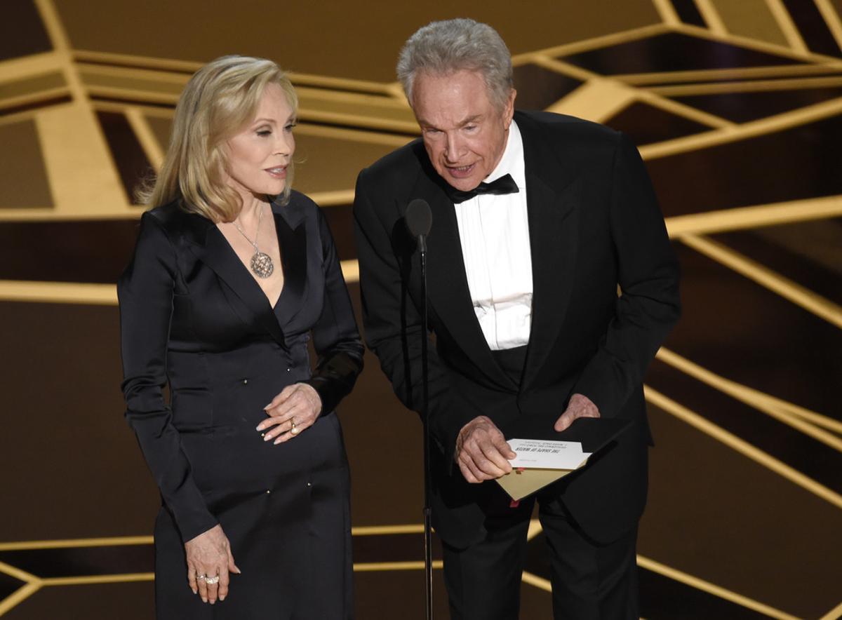 Faye Dunaway i Warren Beatty, presentadors de l’Oscar a la millor pel·lícula, han concentrat totes les mirades per si repetien el fiasco de l’any passat.