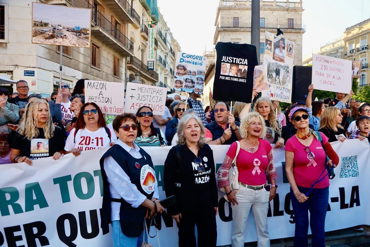 La concentración por la gestión de la dana de este 26 de abril, en imágenes