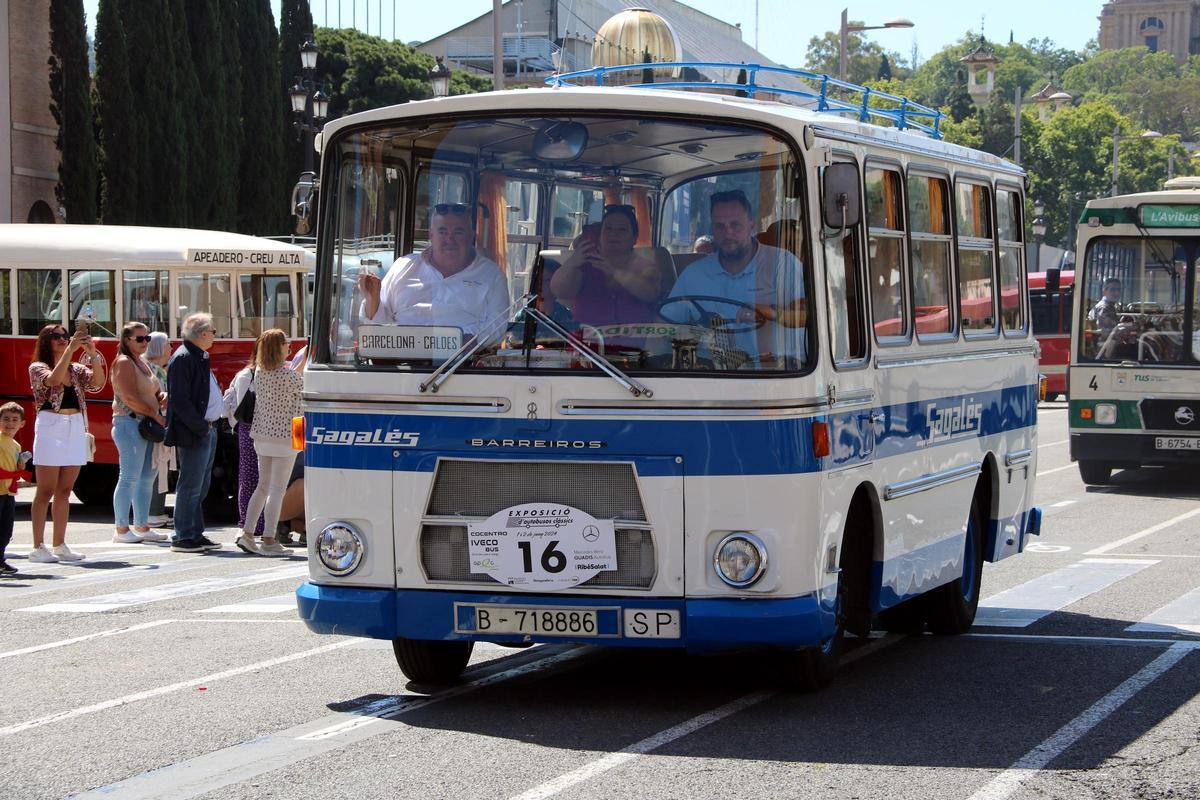 Los autobuses clásicos vuelven a recorrer el centro de Barcelona