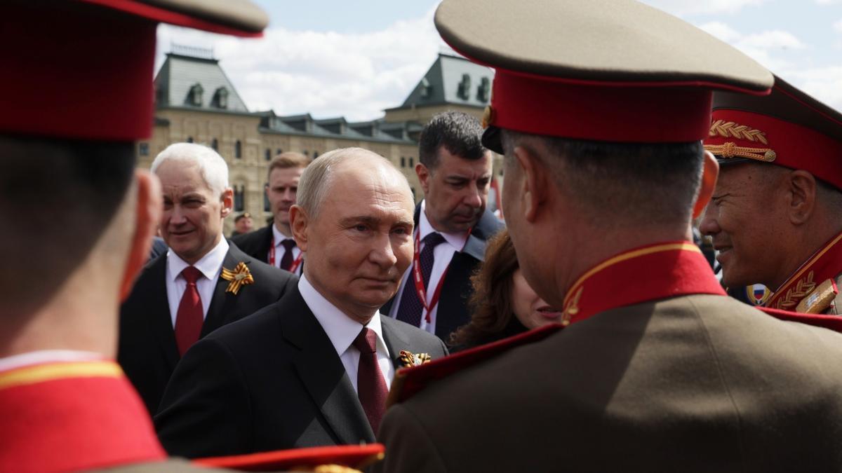 Putin saluda a militares rusos durante el desfile militar del Día de la Victoria.