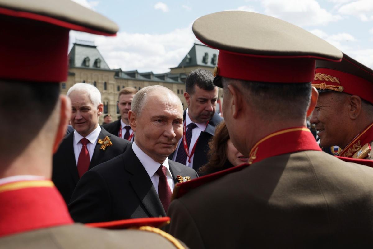 Putin saluda a militares rusos durante el desfile militar del Día de la Victoria.