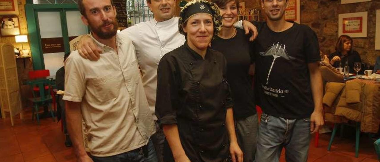 Las caras del cambio  |  Ángela Domínguez (segunda por la izquierda) posa junto a al equipo de Picadillo, un restaurante integrado en el Casco Vello desde hace seis años y desde el que ha experimentado el boom de la hostelería.