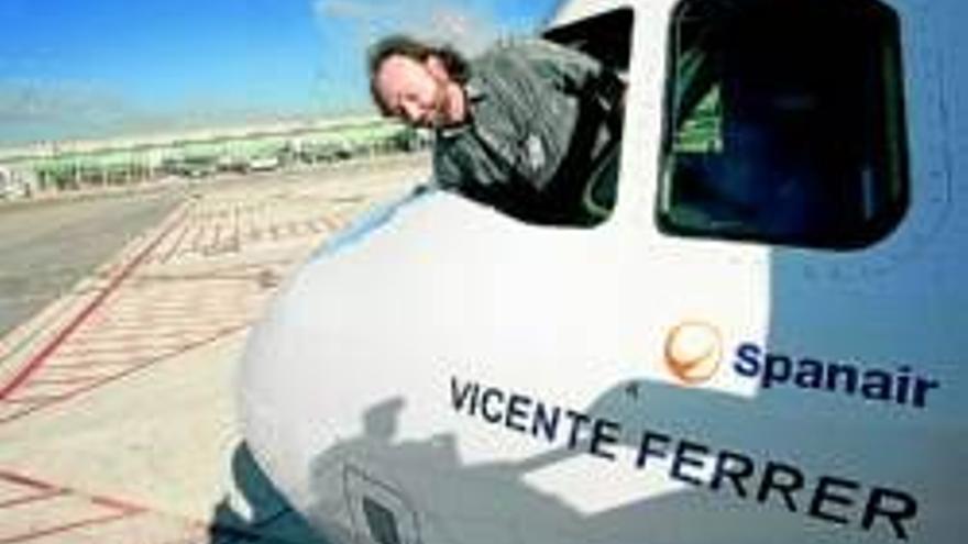 Spanair se suma a la petición de que Vicente Ferrer logre el Nobel