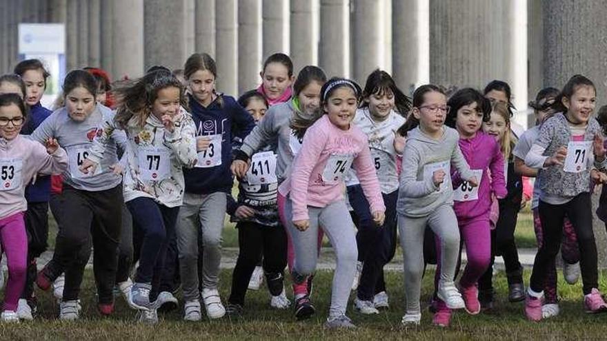 Chicas cadetes saludadas a su llegada a meta y reparto de chocolate y bizcochos. // Bernabé/Javier Lalín