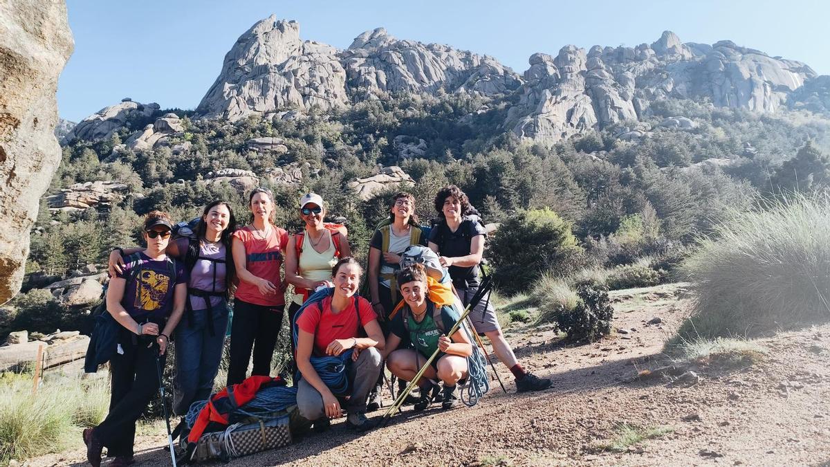 Julia Serrat, segunda por la izquierda, con el resto del equipo nacional femenino, en una concentración en La Pedriza.