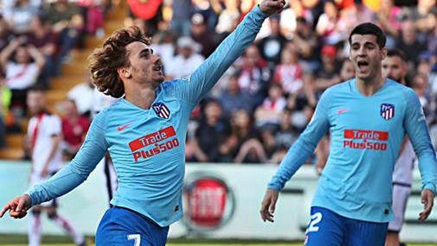 Griezmann (esquerra) celebra el gol, després de la passada de Morata