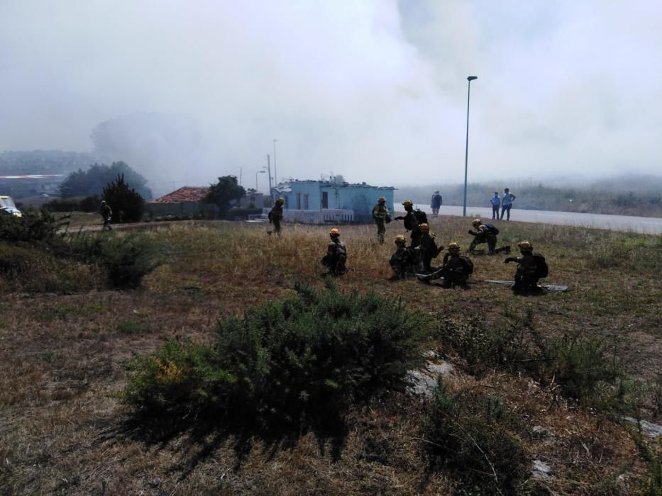 Incendio forestal entre la carretera de Los Fuertes y O Portiño