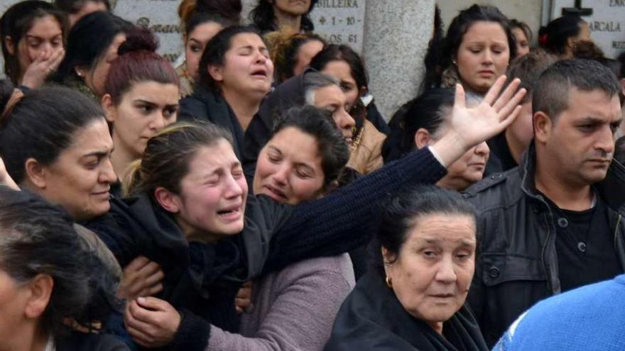 Muestras de dolor de la familia de Lupe Jiménez durante su entierro en Pontevedra en 2014. // G. Santos