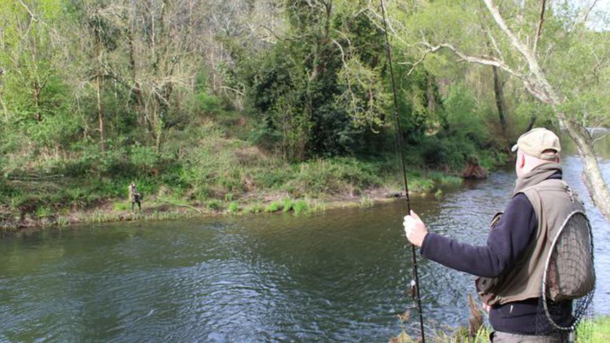 Un pescador coruñés, observando el domingo el Eo en la zona libre, junto al refugio de Xesteira. | T. Cascudo