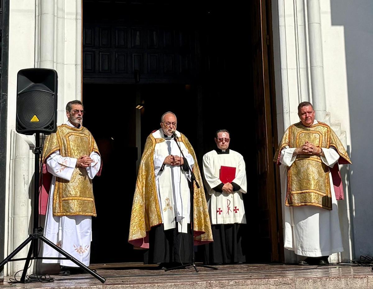 El arzobispo Jesús Sanz Montes se dirige a los fieles desde la puerta de la Iglesia de San Juan de Mieres