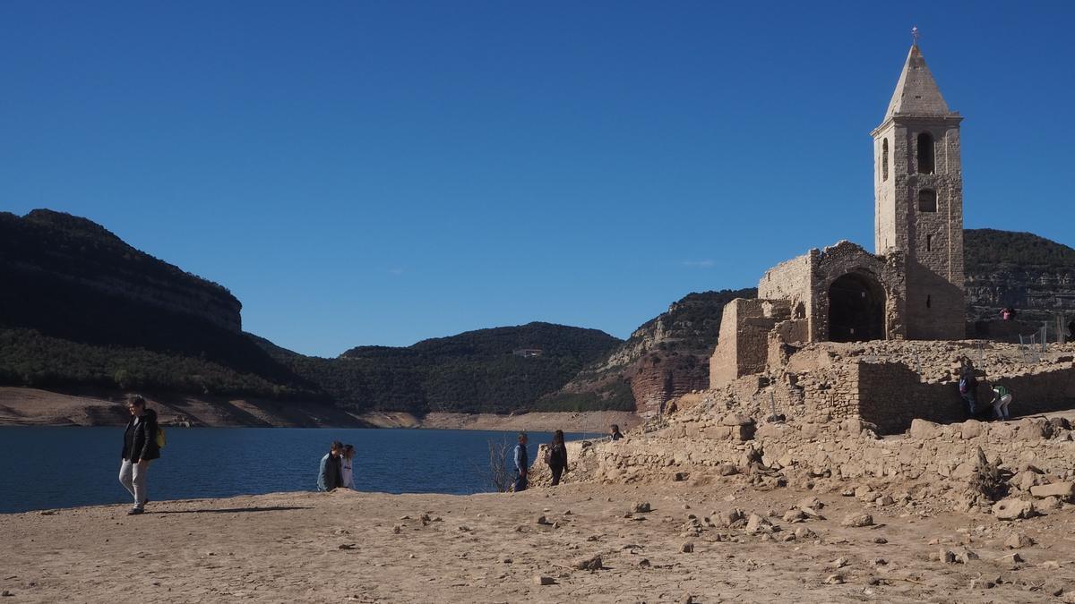 Turismo de sequía en el pantano de Sau