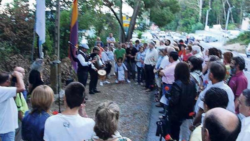 Cada año son más los que se acercan a Anguieiro a rendir homenaje a los mártires.  // Gonzalo Núñez