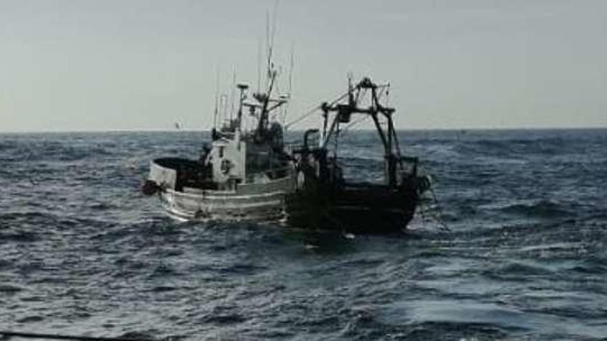 El barco de Marín que faenaba de forma irregular. // Guardia Civil