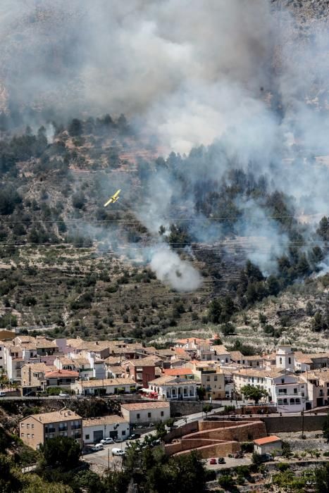 Incendio forestal en el pantano de Guadalest