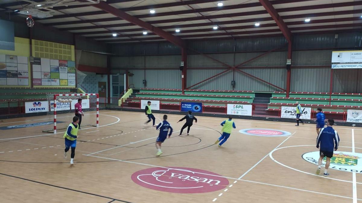 Un instante del primer entrenamiento del año del Inversia A Estrada Futsal en el Coto Ferreiro. |