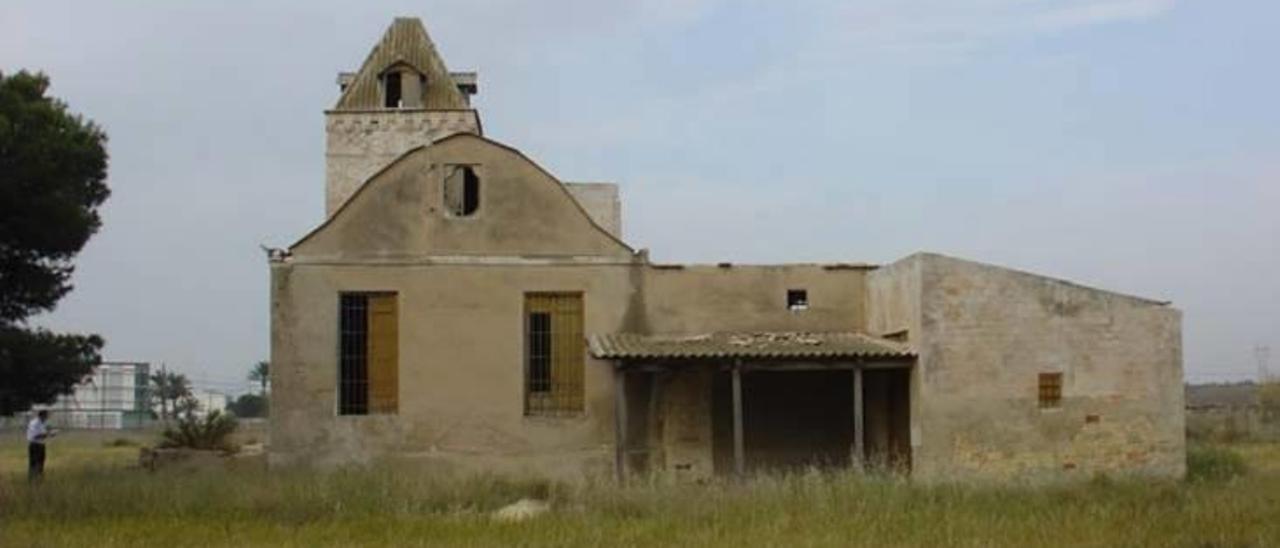 La antigua casa, antes de ser derribada, en Torrellano.