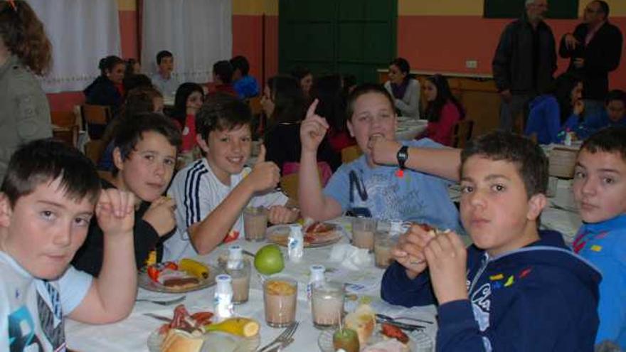 De izquierda a derecha, Manuel Fernández, Saúl de la Riera, Luis Fernández, Adrián Menéndez, Daniel Cabeza y Diego Rodríguez, ayer, desayunando.