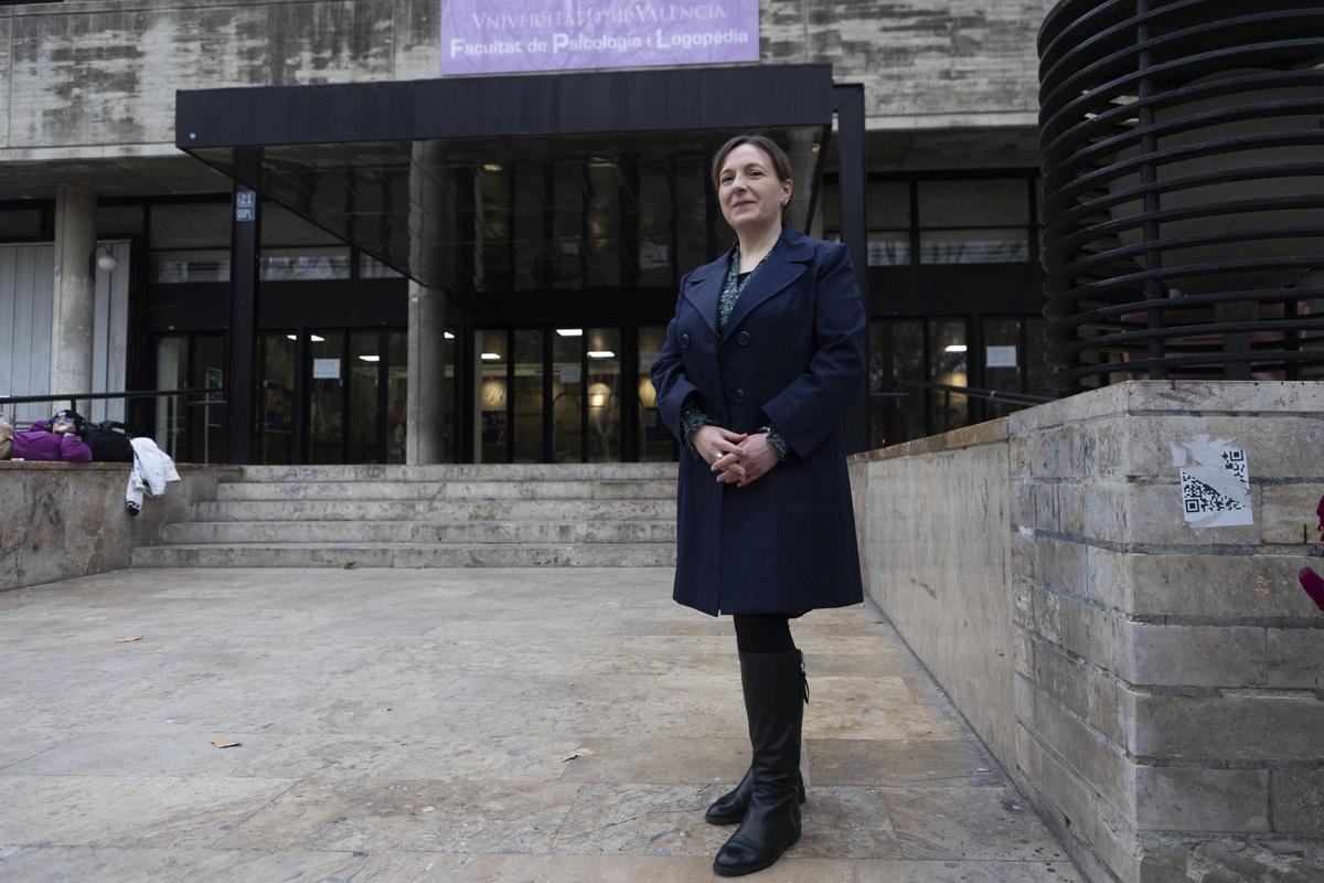 Eva Lucas, a las puertas de la Facultat de Psicologia de la UV, dond es profesora del Máster de Psicología General Sanitaria