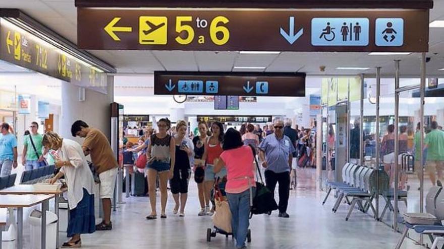 Pasajeros en el aeropuerto de Lanzarote. | adriel perdomo