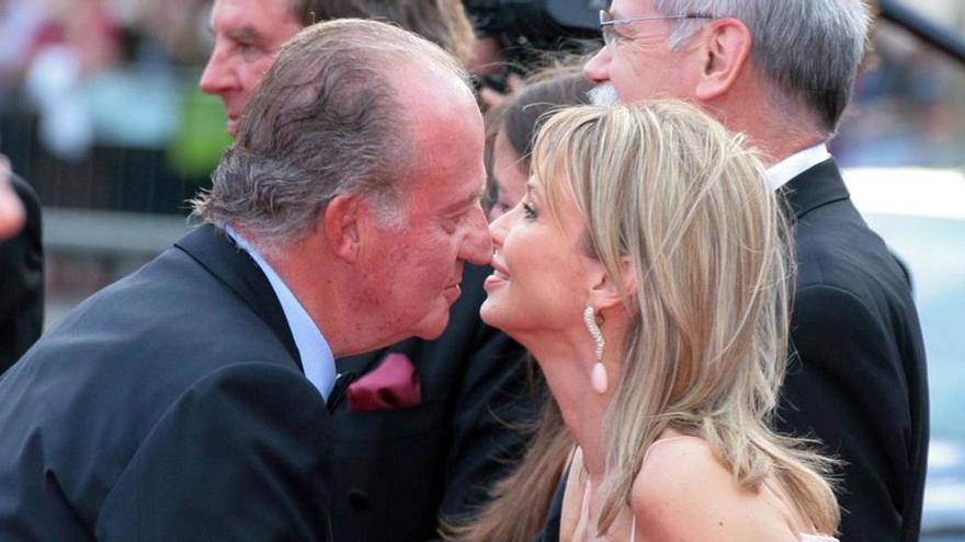 El rei Joan Carles fa un petó a Corinna Larsen