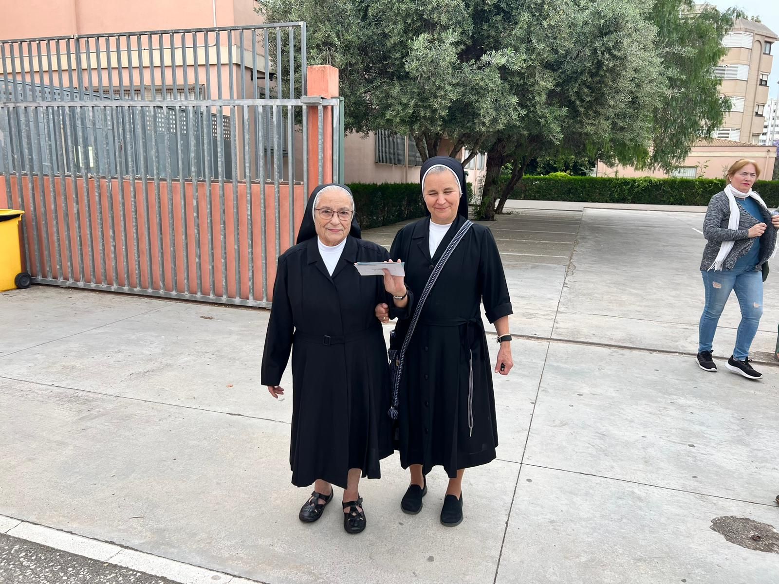 Dos monjas acuden a votar ilusionadas en el IES Madina Mayurqa