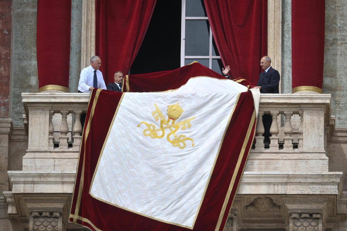 El papa León XIV reza su primer Regina Caeli en la Basílica de San Pedro