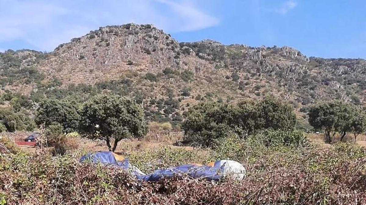 La vela de uno de los parapentistas tras el accidente en Montánchez.