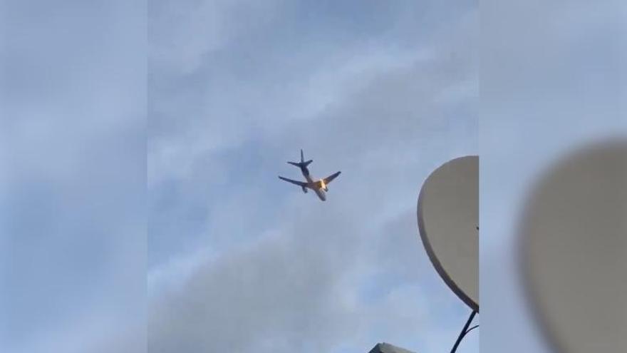El momento en el que un avión se incendia en pleno vuelo y efectúa un aterrizaje de emergencia
