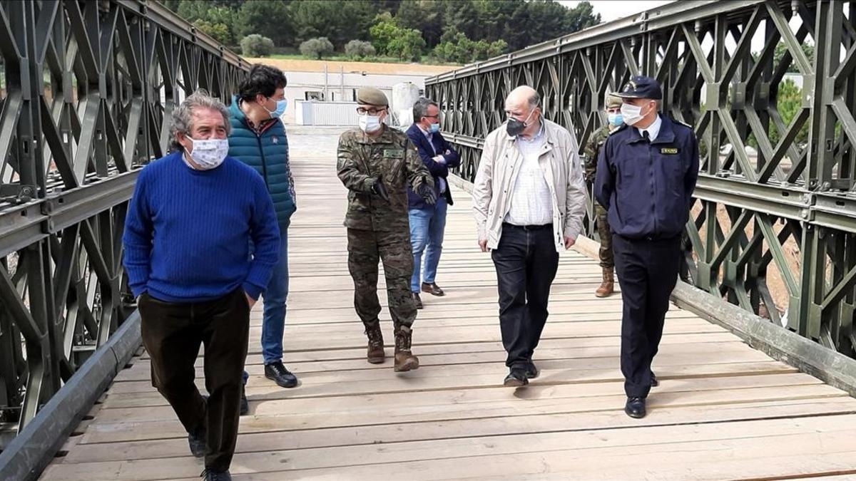 El subdelegado del Gobierno en Tarragona, el alcalde de Montblanc y miembros del ejército en su visita al puente.